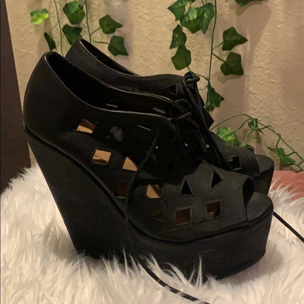Cutout wedgies 🖤
